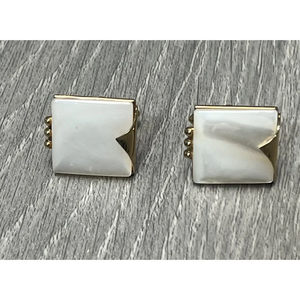 Vintage SWANK Men's Gold Tone Mother of Pearl Square Cufflinks Classic‎